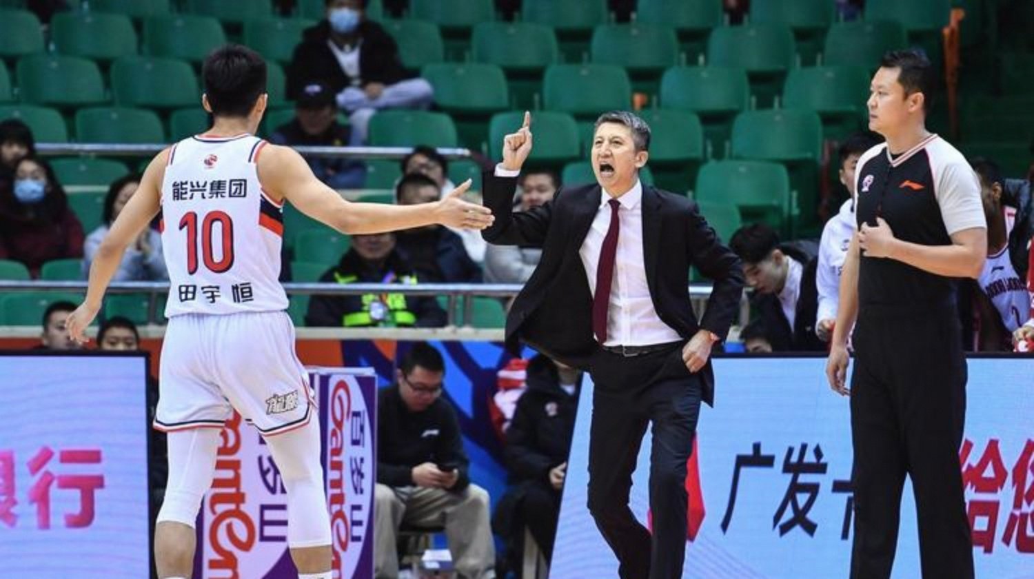 包含关键时刻广州队调整名单以备NBA常规赛；造点机会环节打磨；气氛紧张；资深球员宣示担当的词条