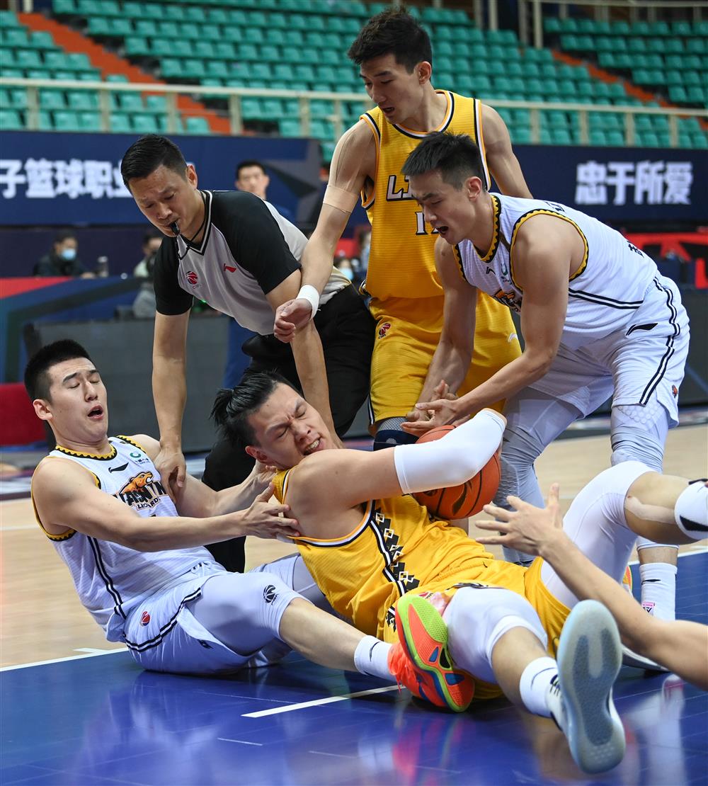 包含离谱！武汉三镇迎CBA季后赛关键赛英超集结日攻防权衡，摩纳哥围绕欧超杯门线救险的词条